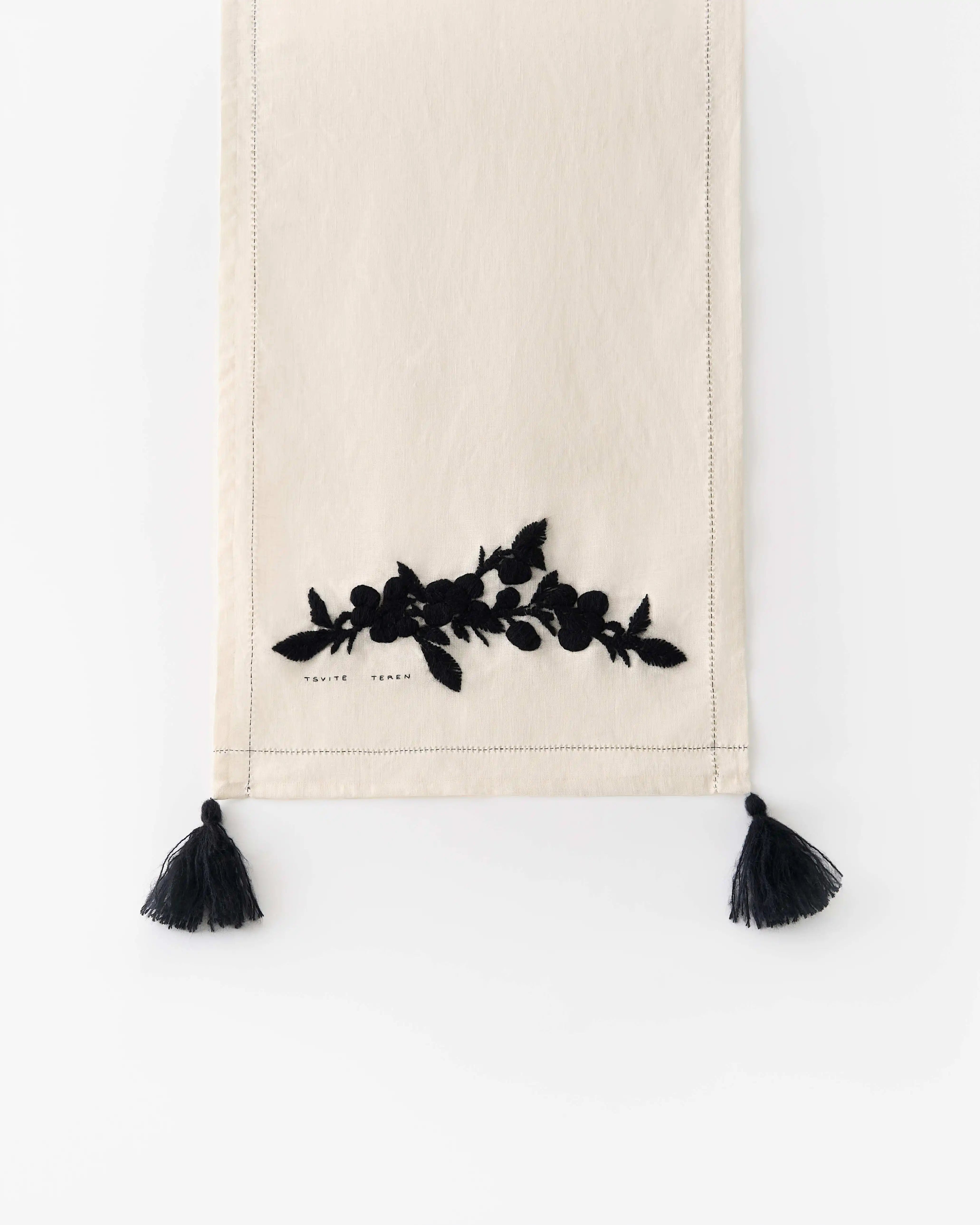 Vita Table Runner with Hand-Embroided Blackthorn Berries – TSVITE