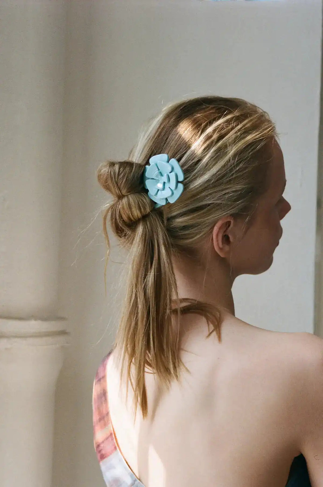 AMORE hair comb in sky blue color