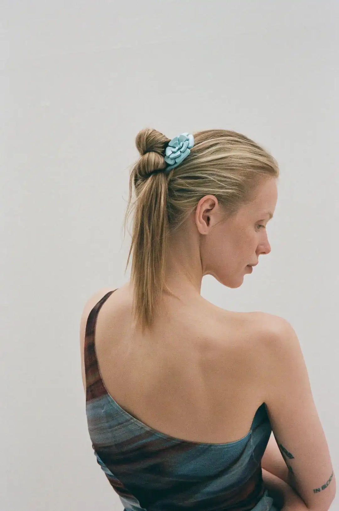 AMORE hair comb in sky blue color