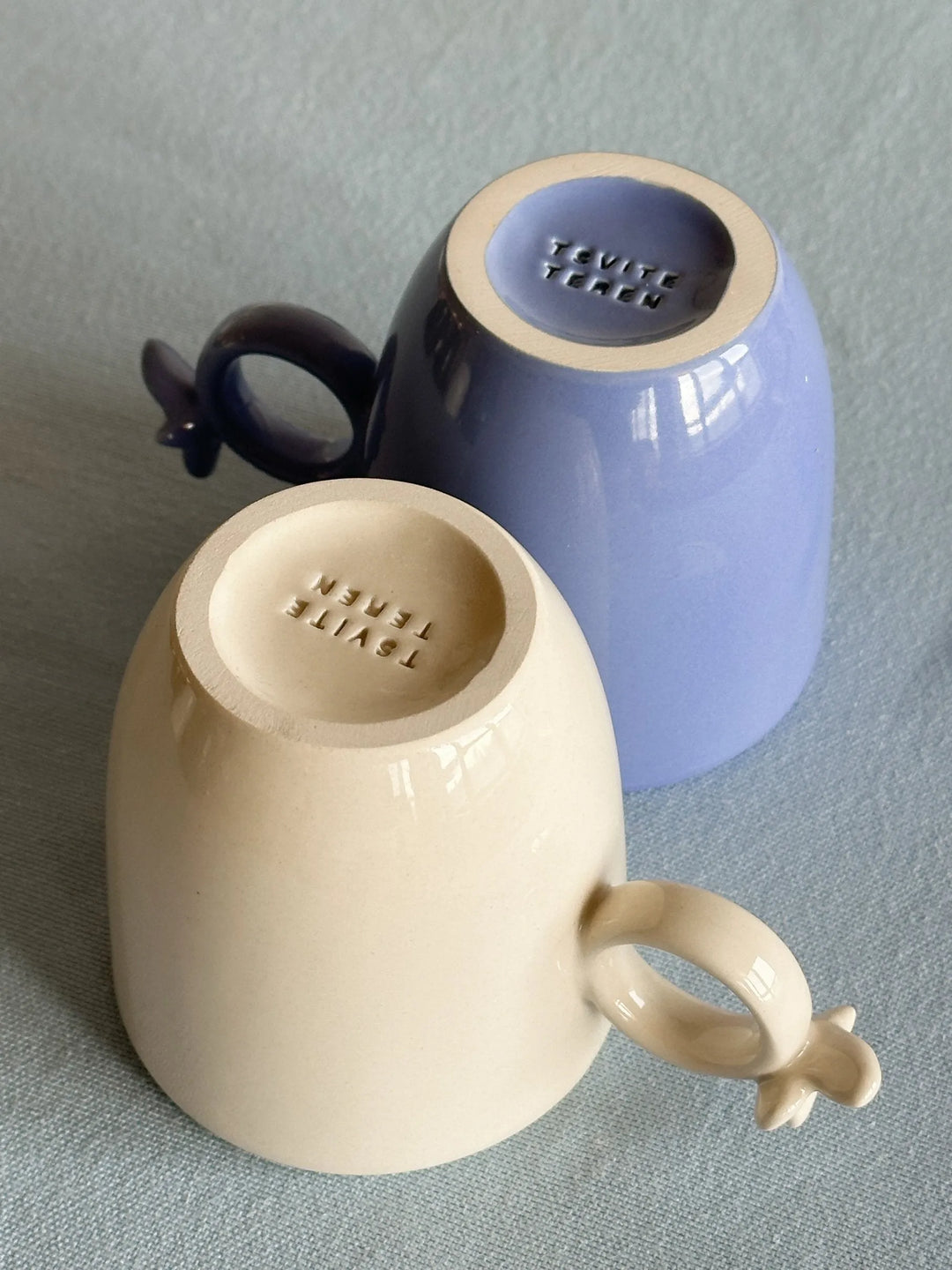 DÉJÀ VU mug in forget me not color