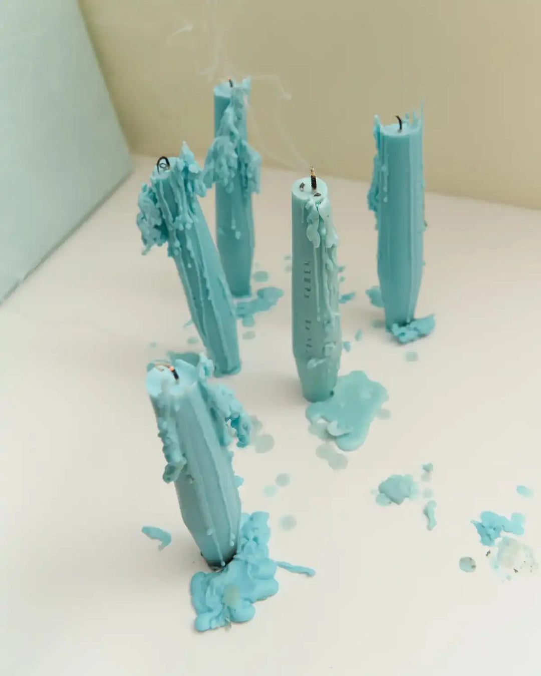 Набір 6.674 із двох блакитних свічок із бджолиного воску