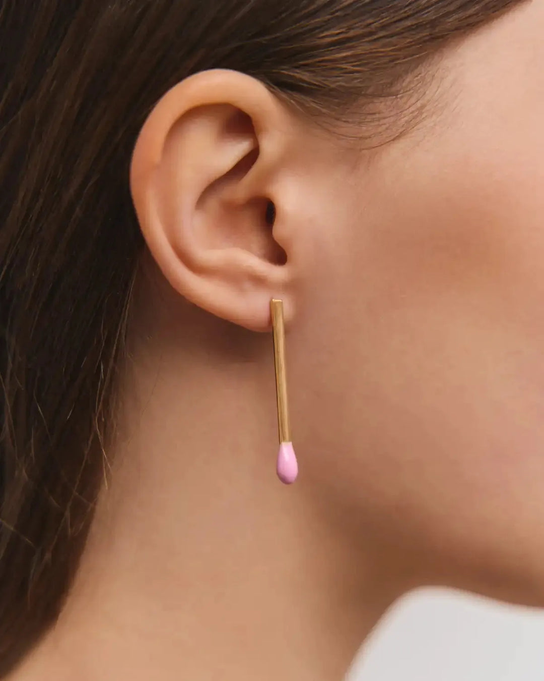 Сережка 6.674 у формі довгого срібного сірника в позолоті з рожевою емаллю