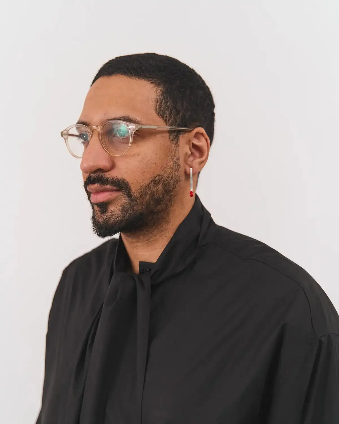 Сережка 6.674 у формі довгого срібного сірника з червоною емаллю