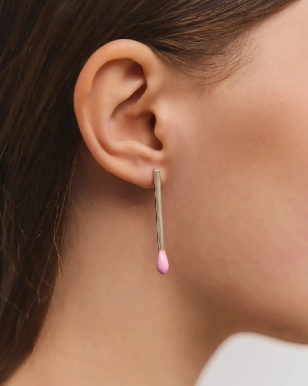 Сережка 6.674 у формі довгого срібного сірника з рожевою емаллю