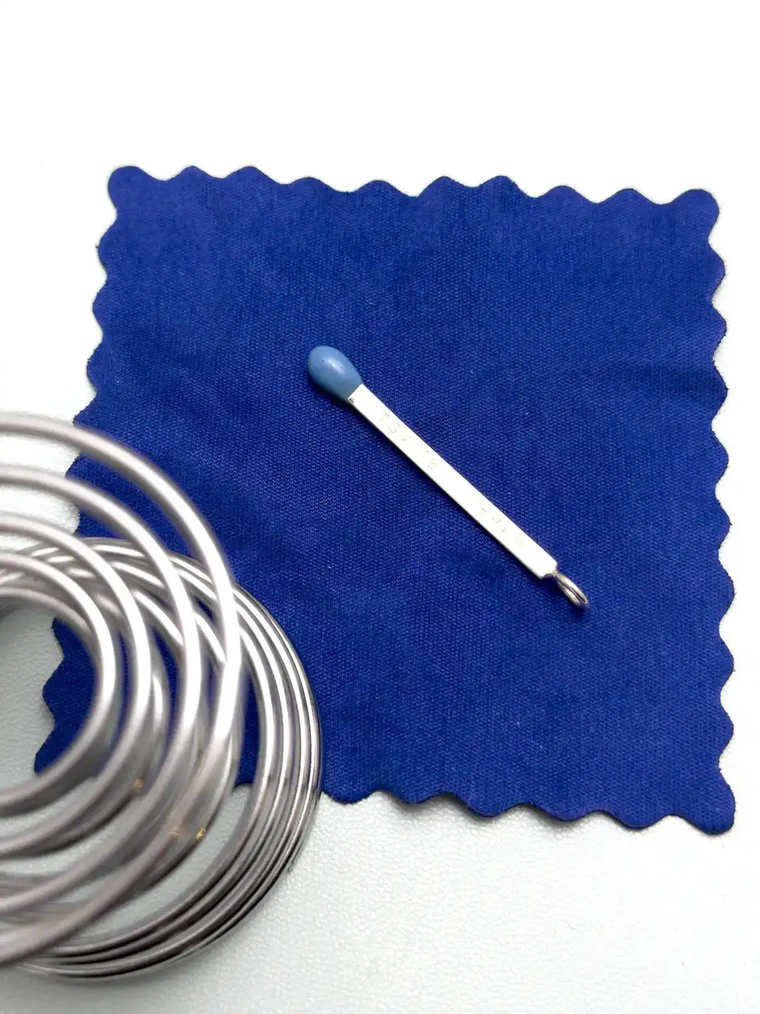 Підвіс 6.674 у формі срібного сірника з блакитною емаллю