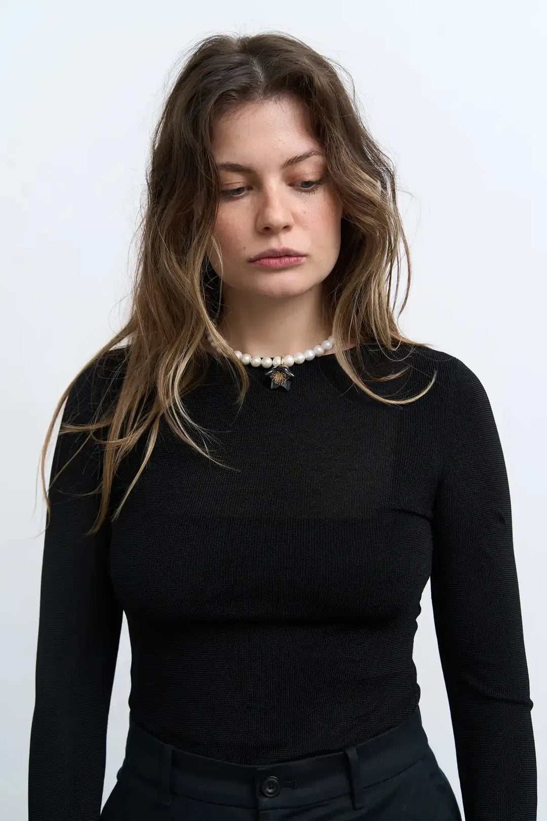 Polysk Necklace with Large Pearls and Black Bellflower