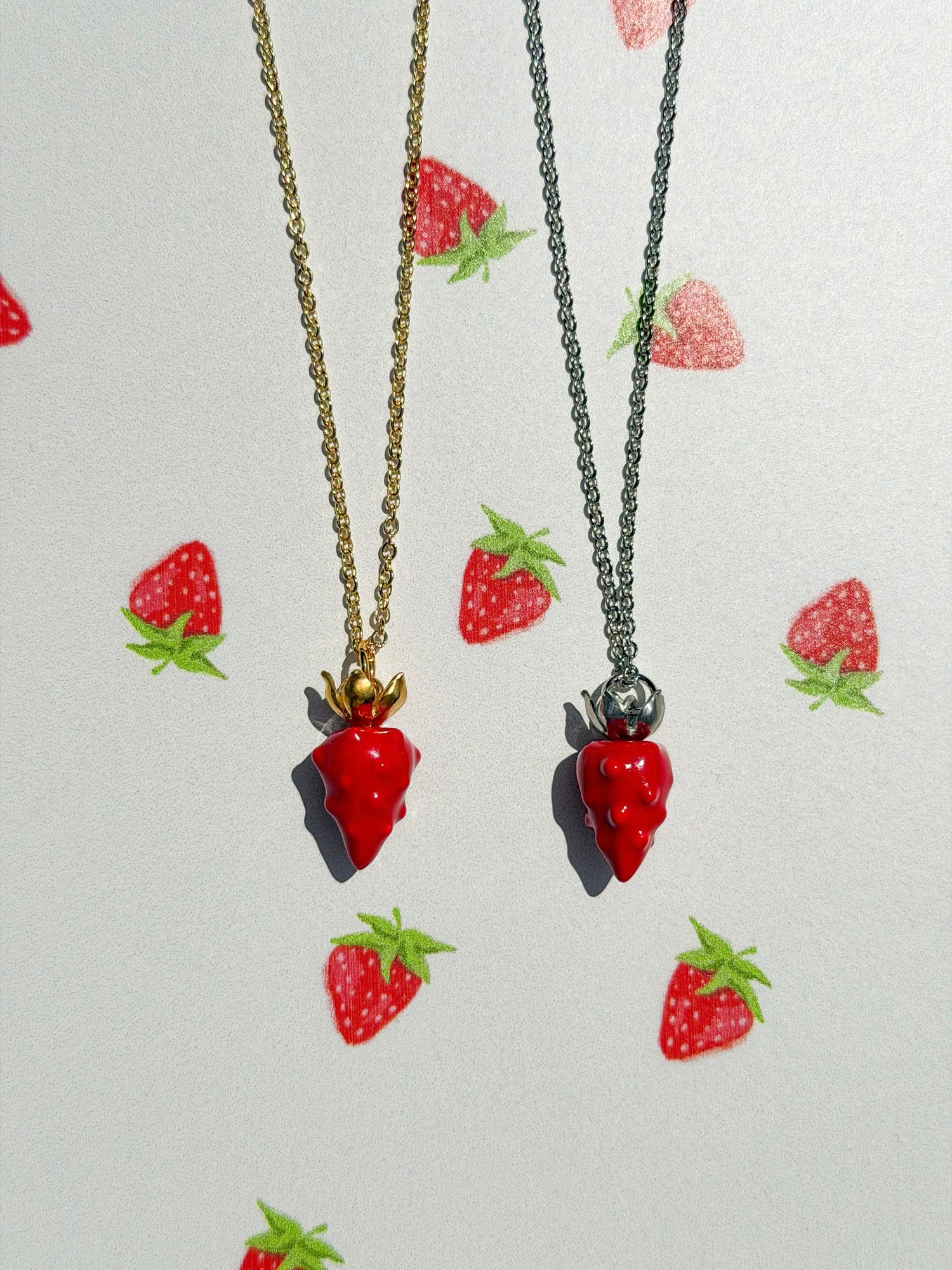 Підвіс STRAWBIE на ланцюжку з позолотою