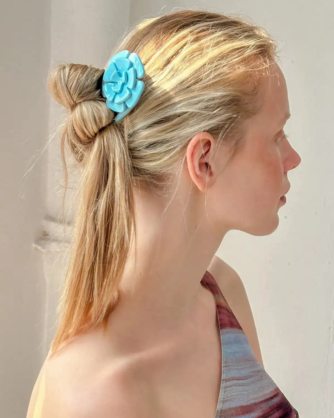 AMORE hair comb in sky blue color