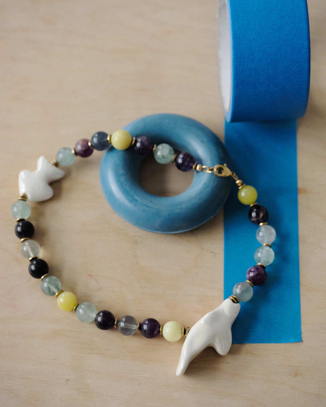 Кольє KHVYLI з кольоровими мінералами та двома рибами