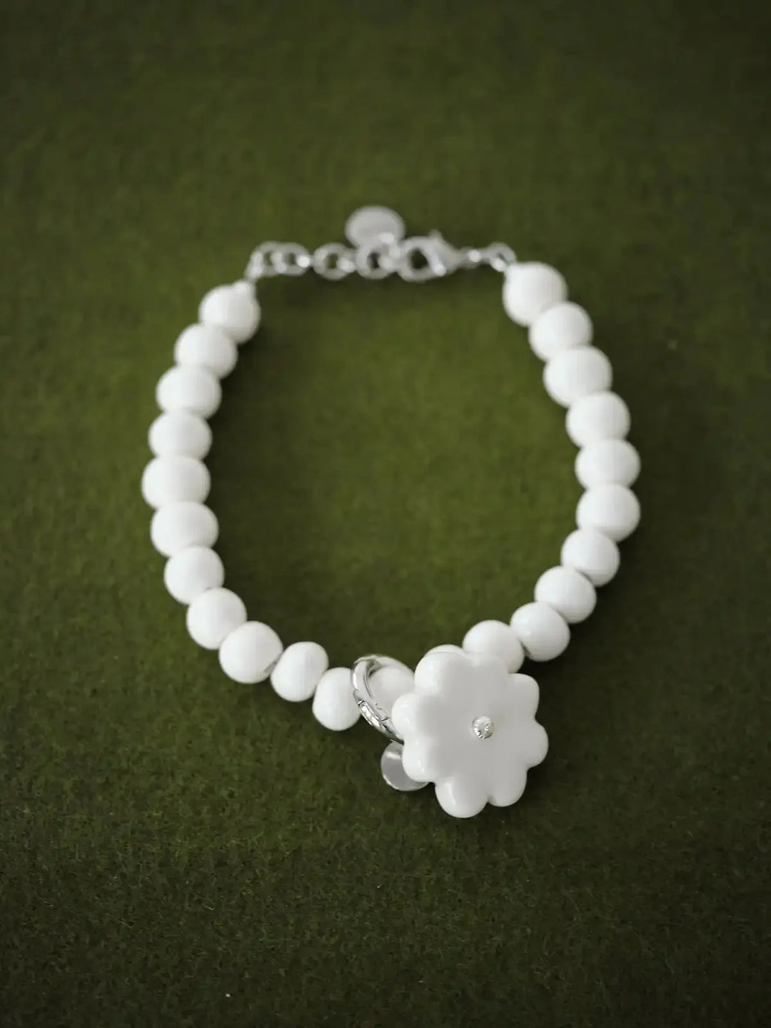 Анклет LILY Pattypan з фігурною порцеляновою білою намистиною