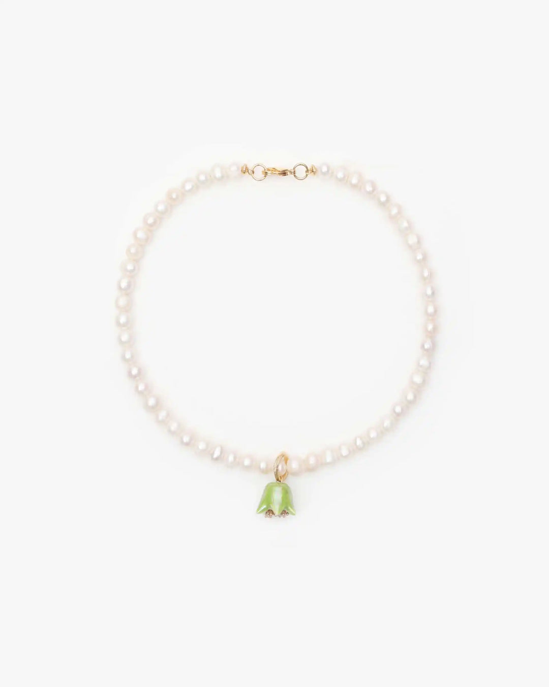 Polysk Necklace with Medium Pearls and Small Green Bellflower