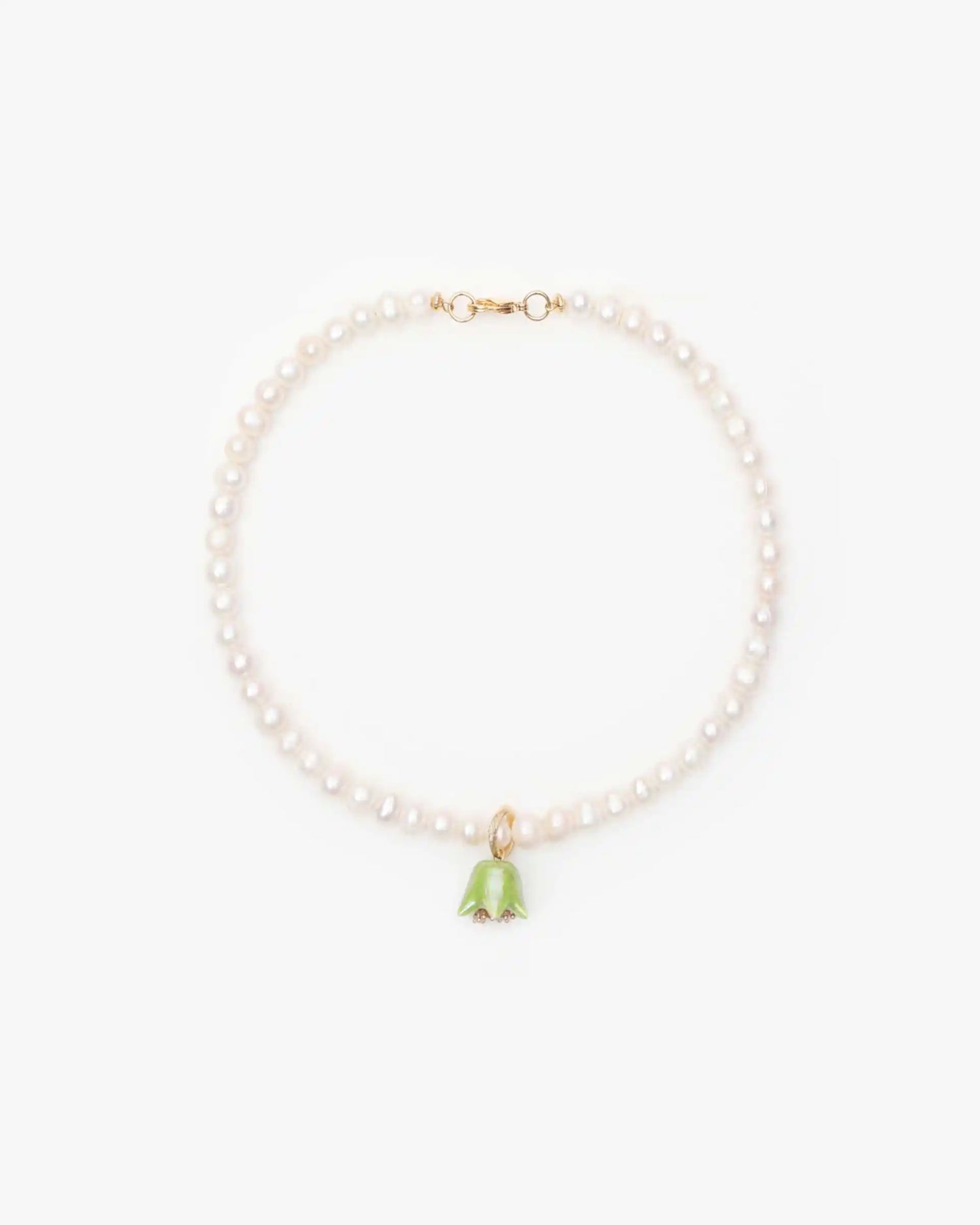 Polysk Necklace with Medium Pearls and Small Green Bellflower