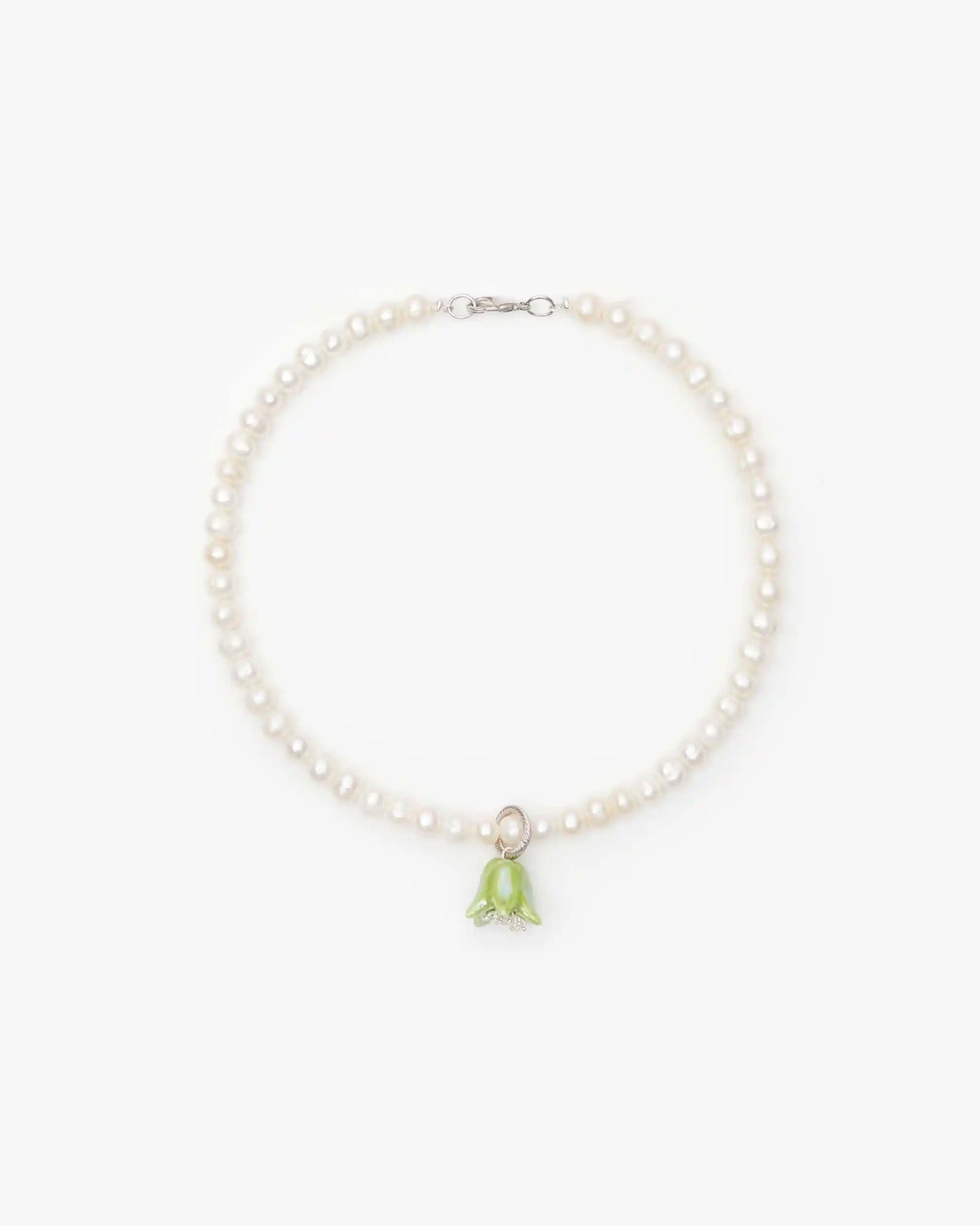 Polysk Necklace with Medium Pearls and Small Green Bellflower