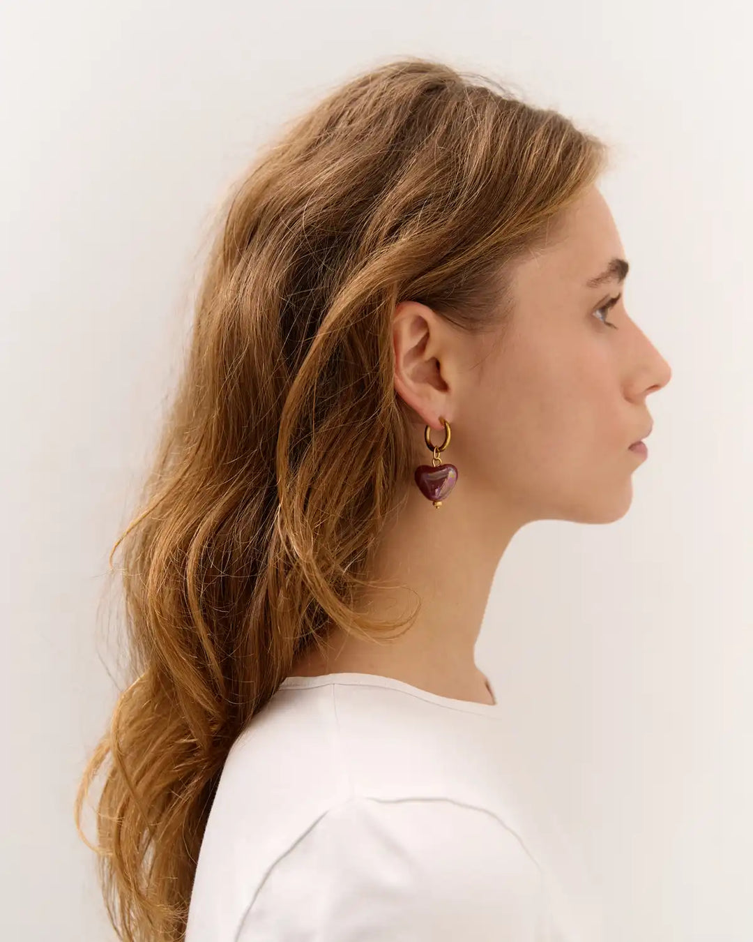 SKARB single earring with a small burgundy heart