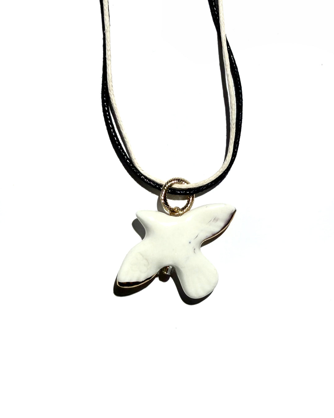 Pendentif MYRNI WABI-SABI oiseau aux ailes dorées sur cordon