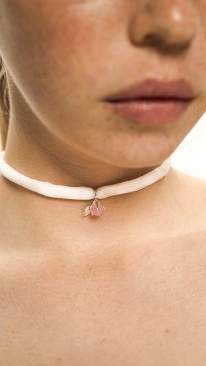 Pendentif ROSARIUM rose en argent sur fins rubans
