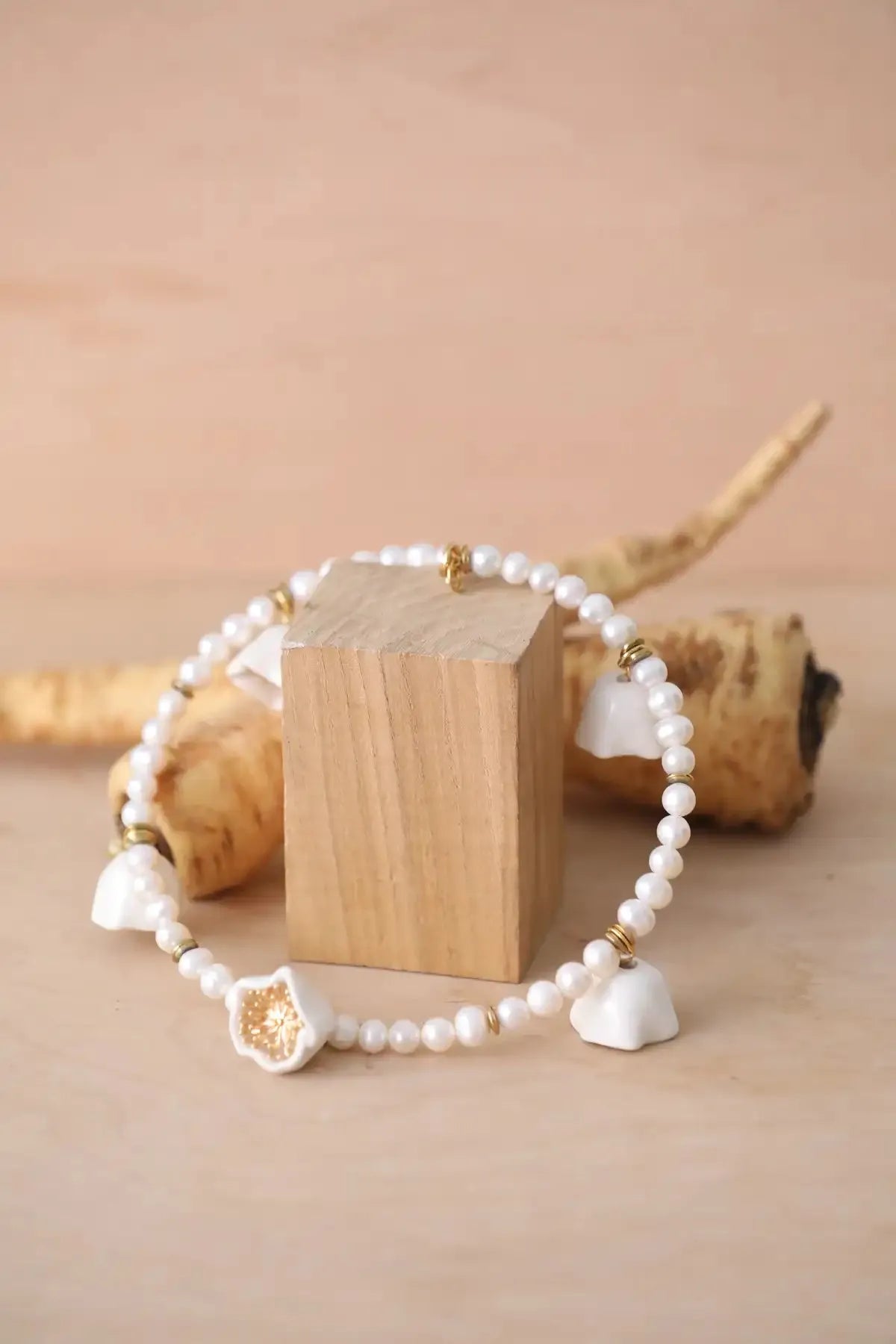 Polysk Necklace with Medium Pearls and Poppies