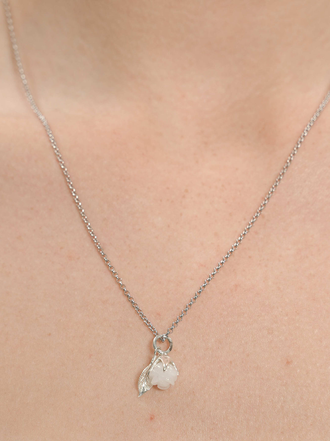 Підвіс ROSARIUM білий у сріблі на ланцюжку