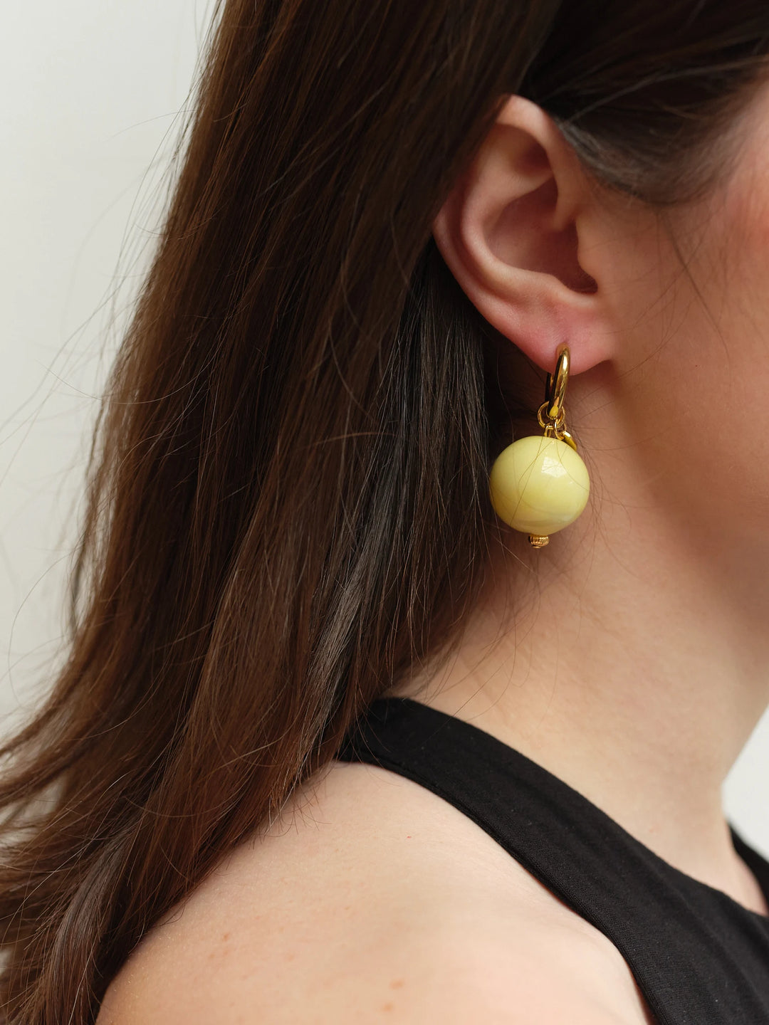 Mono-boucle d'oreille MEADOW jaune avec fermoirs dorés