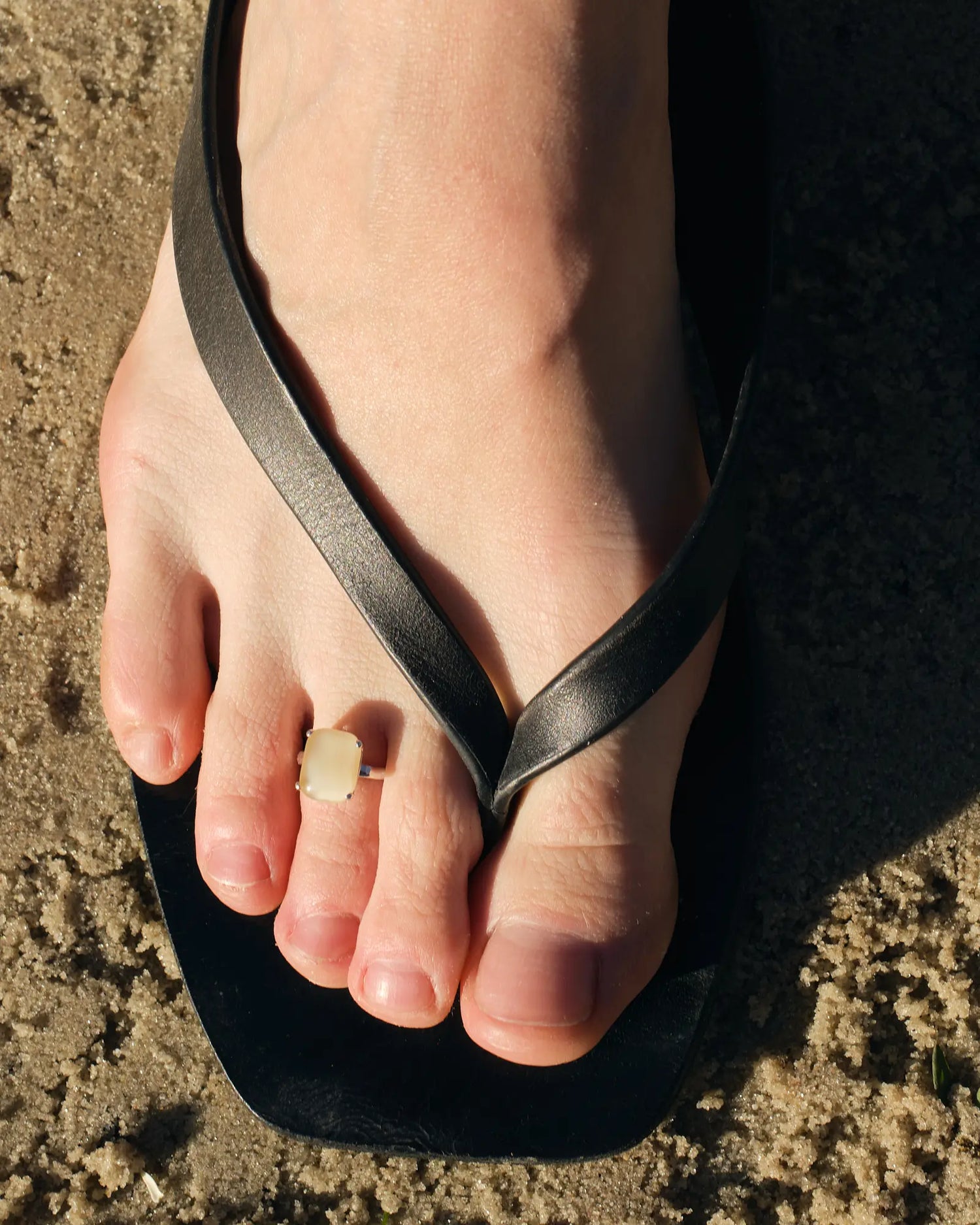 SUNDROP toe ring in beige
