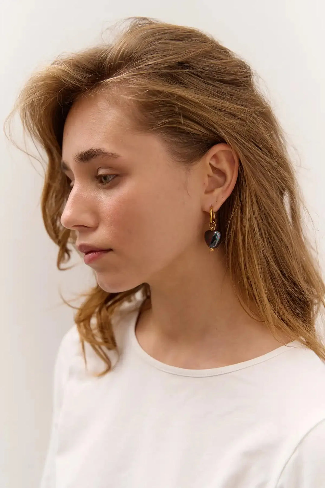 SKARB single earring with a small black heart